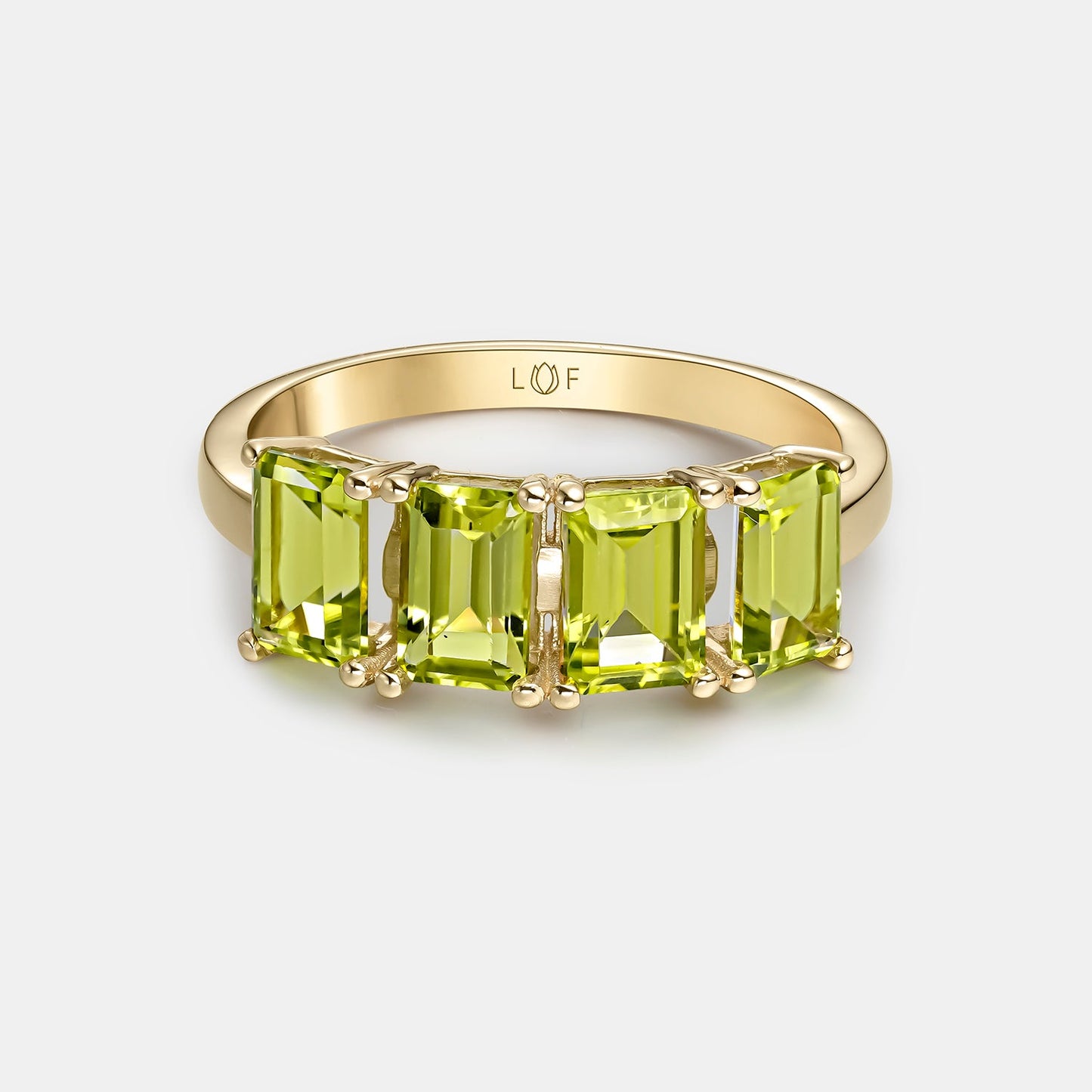 ANILLO DE ORO AMARILLODE 18 KTS CON 4 PERIDOTOS OCTOGONALES FINOS DE 6X4MM