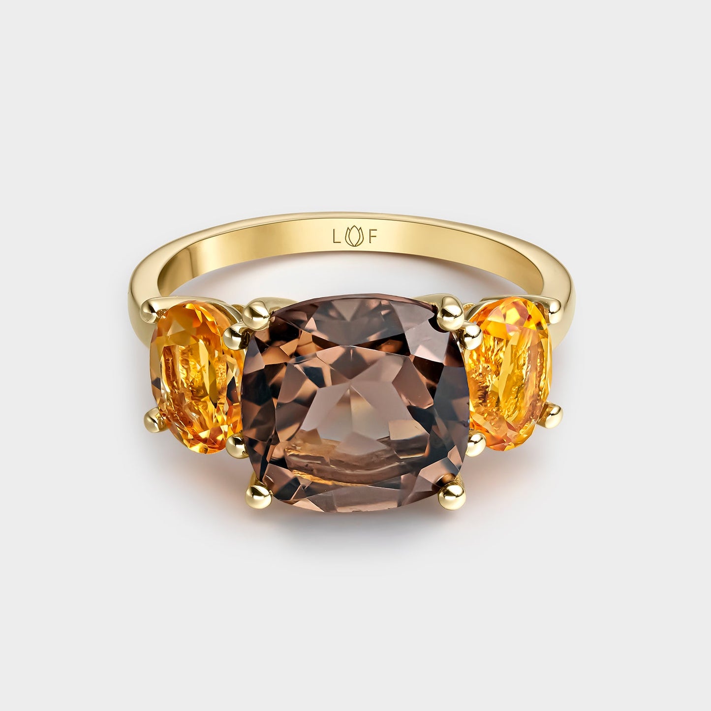 ANILLO DE ORO AMARILLO DE 18 KTS CON 1 CUARZO FUMÉ CUSHION DE 10X10MM
Y 2 CITRINOS OVALES DE 7X5MM