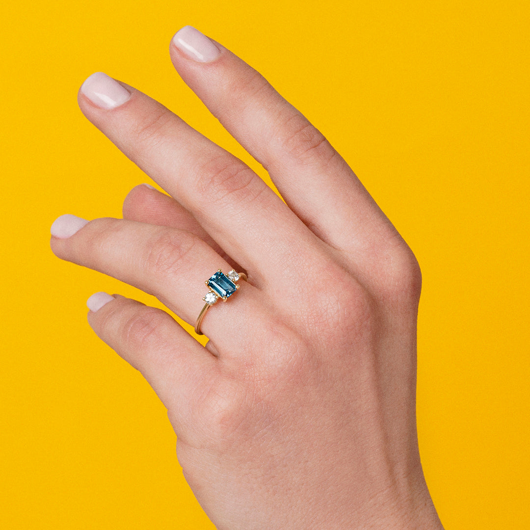 ANILLO ORO AMARILLO 18K TRILOGÍA TOPACIO LONDON Y TOPACIOS BLANCOS