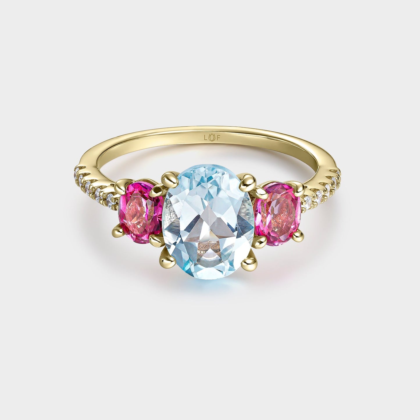 Anillo trilogía topacio azul 9*7 y topacios rosas 5*4
en oro de 18 quilates.