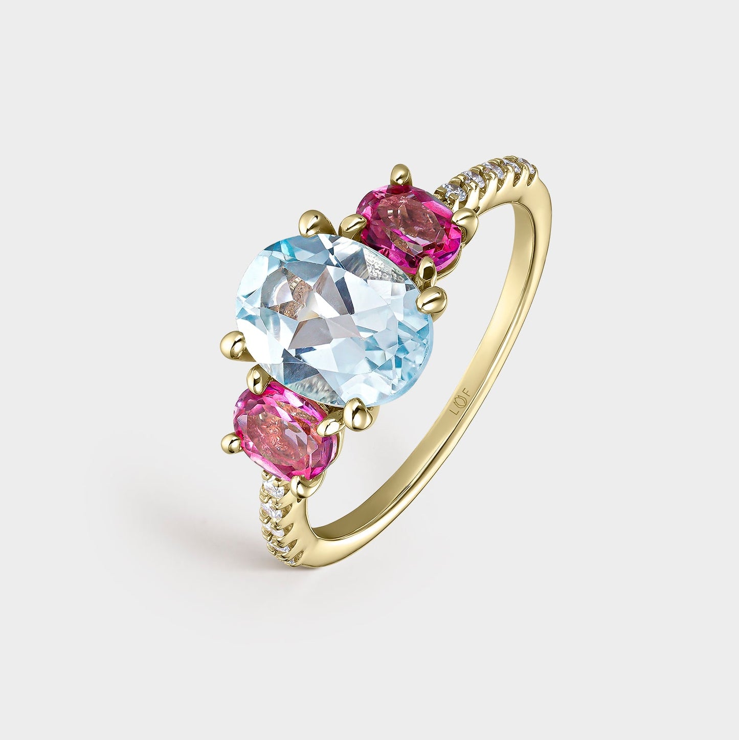 Anillo trilogía topacio azul 9*7 y topacios rosas 5*4
en oro de 18 quilates.
