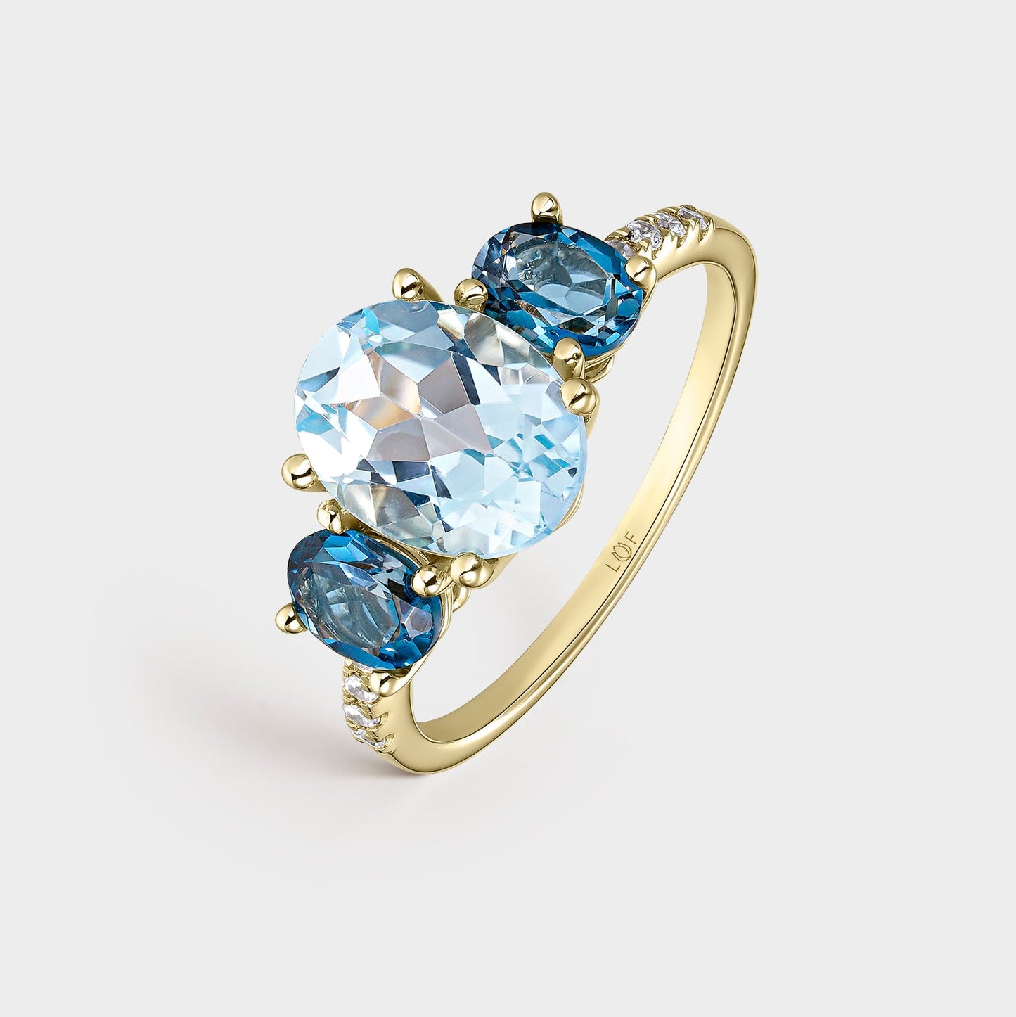 Anillo trilogía topacio 9*7 y topacios london 5*4 con circonitas
en oro de 18 quilates.