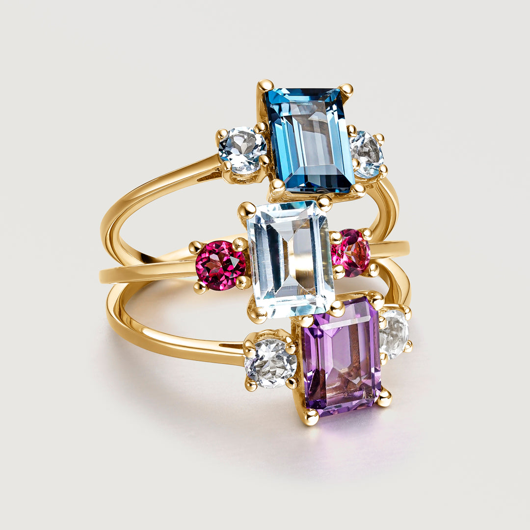 ANILLO ORO AMARILLO 18K TRILOGÍA AMATISTA CENTRAL Y AMATISTAS VERDES