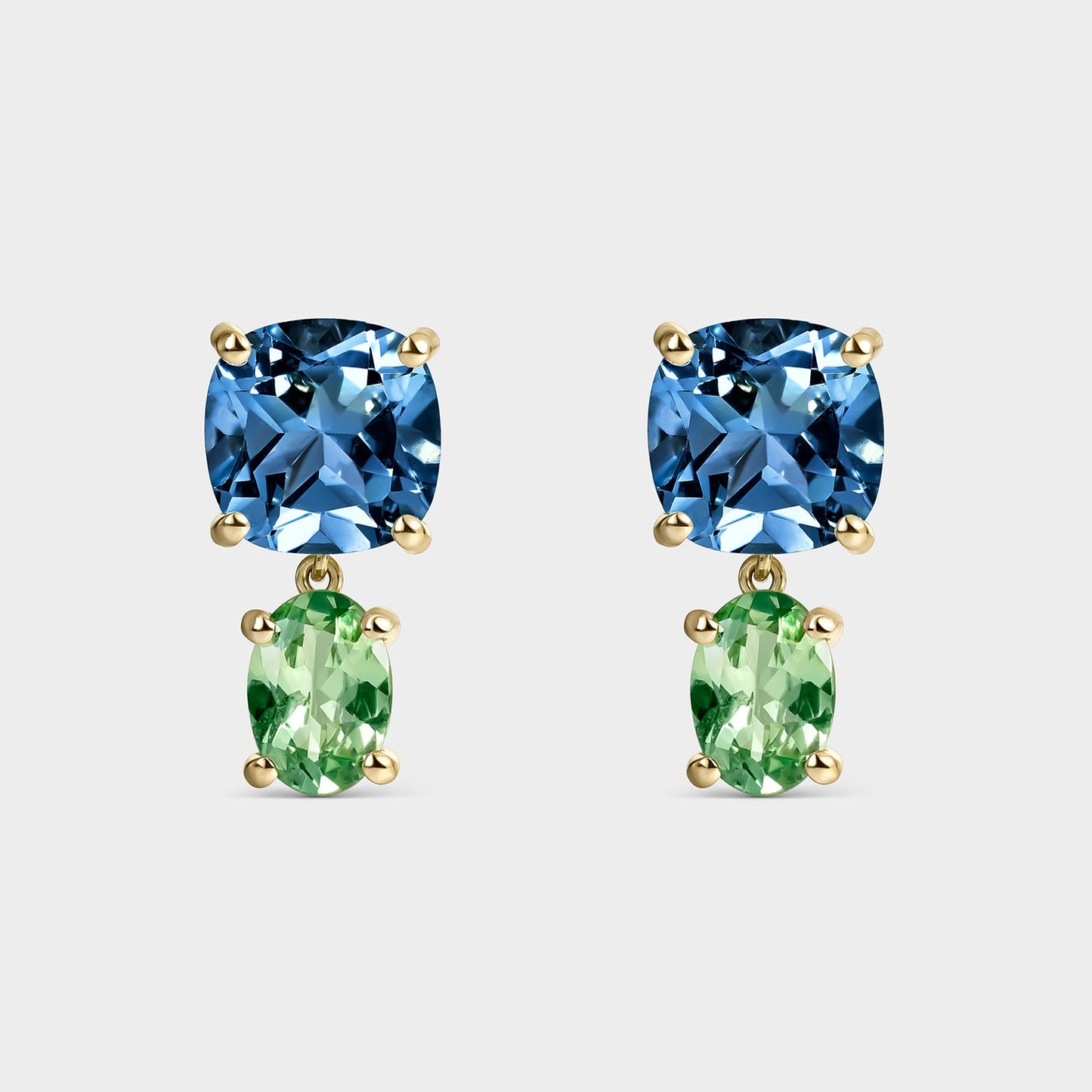 PENDIENTES DE ORO AMARILLO DE 18 KTS CON 2 TOPACIOS LONDON CUSHION DE 8X8MM Y
2 PERIDOTOS OVALES DE 7X5MM