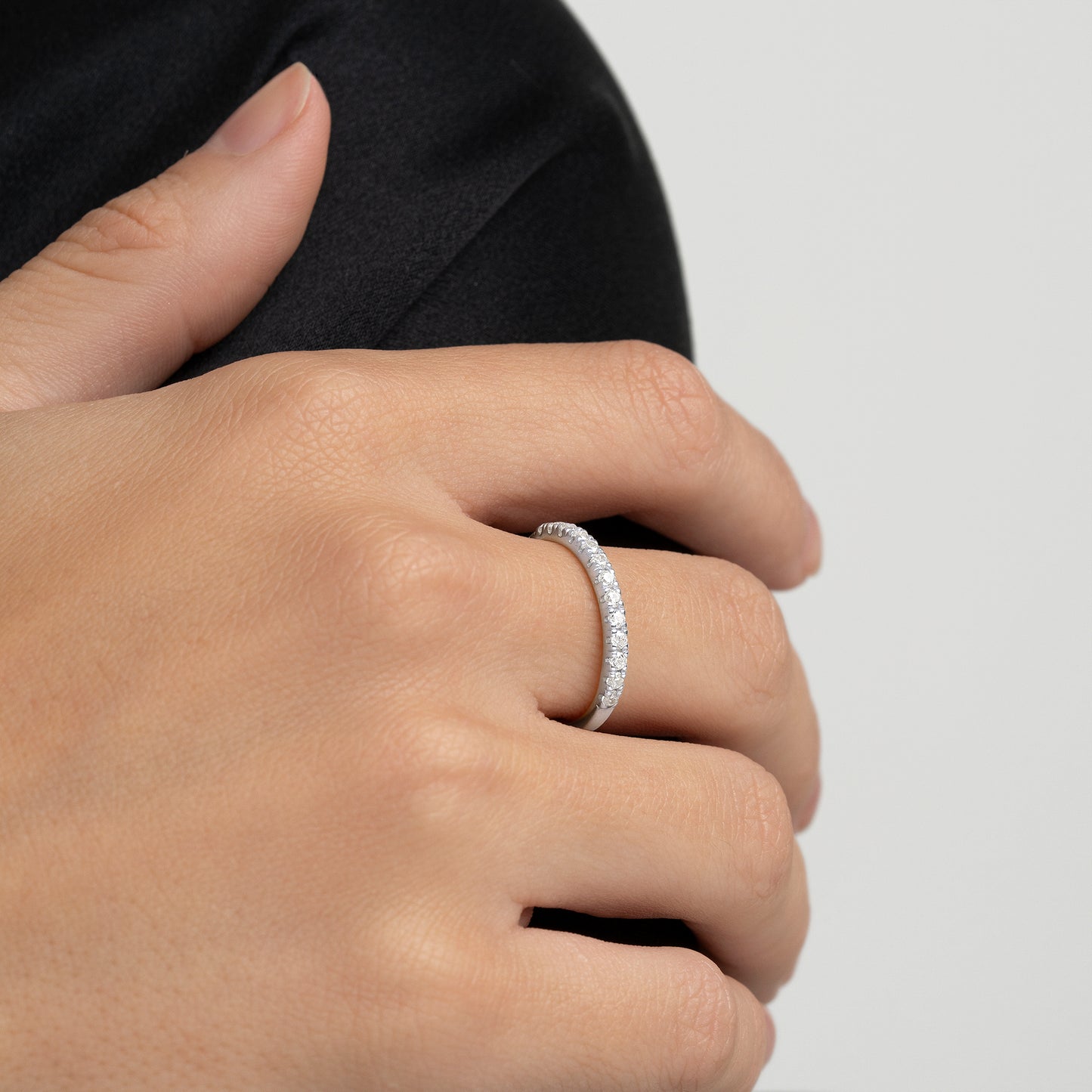 MEDIA ALIANZA ORO BLANCO 18K Y 13 DIAMANTES 0,325 CTS