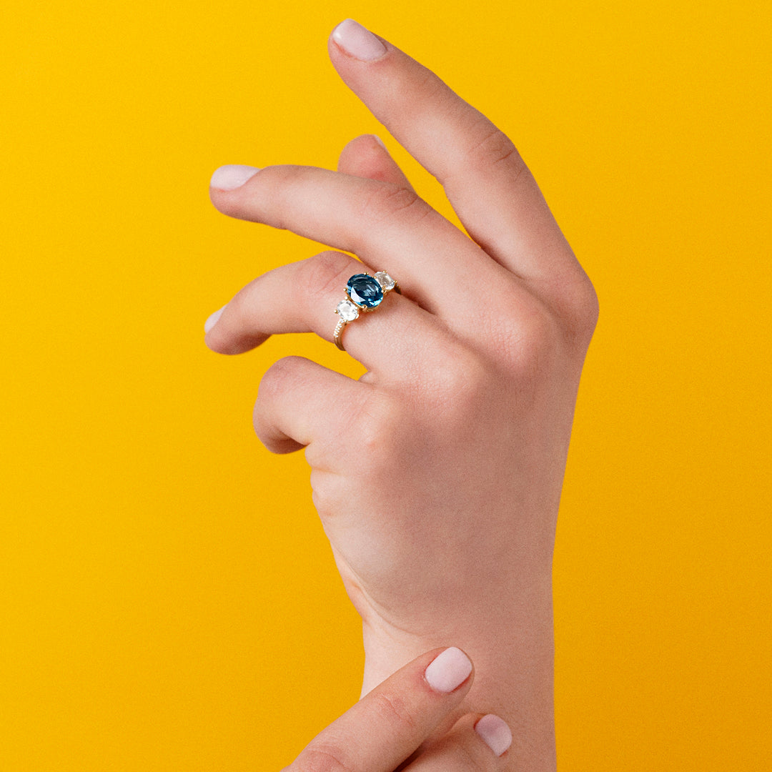 ANILLO ORO AMARILLO 18K TRILOGÍA TOPACIO LONDON CENTRAL Y TOPACIOS BLANCOS