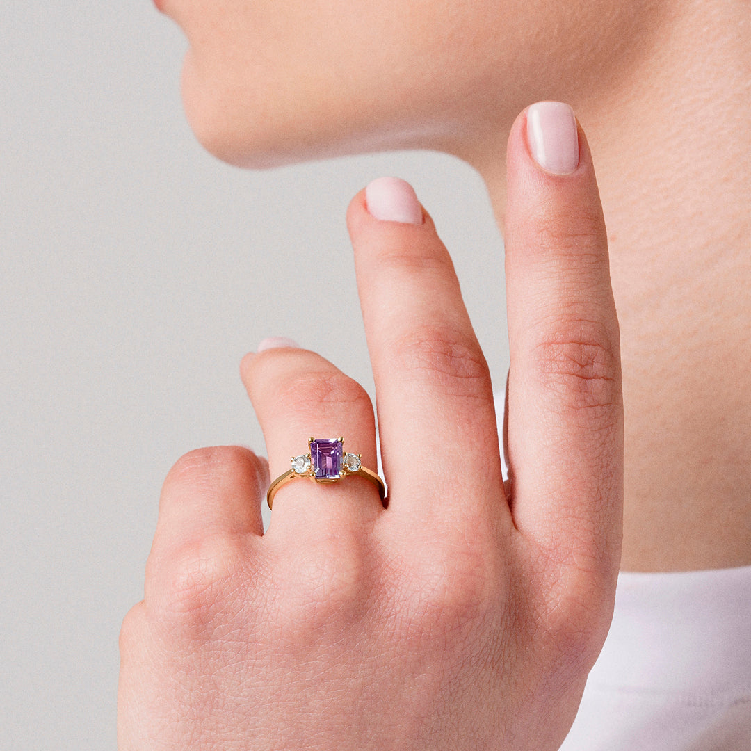 ANILLO ORO AMARILLO 18K TRILOGÍA AMATISTA CENTRAL Y AMATISTAS VERDES