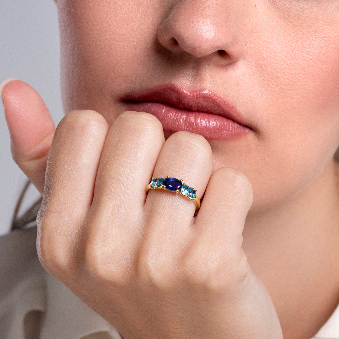 ANILLO AMARILLO 18K IOLITA Y TOPACIOS AZULES
